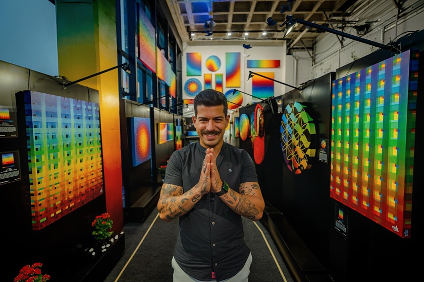 Mena colore o universo da aviação executiva com exposição de pinturas inéditas