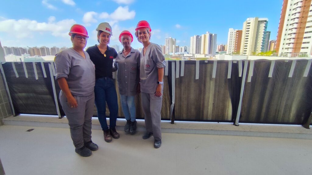 Elas constroem o futuro com as próprias mãos