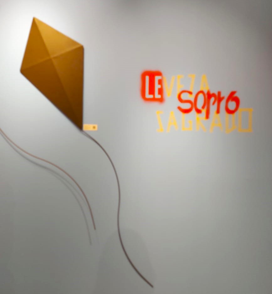 O ar representado por esculturas de pipas assinadas pelo Studio OBJ