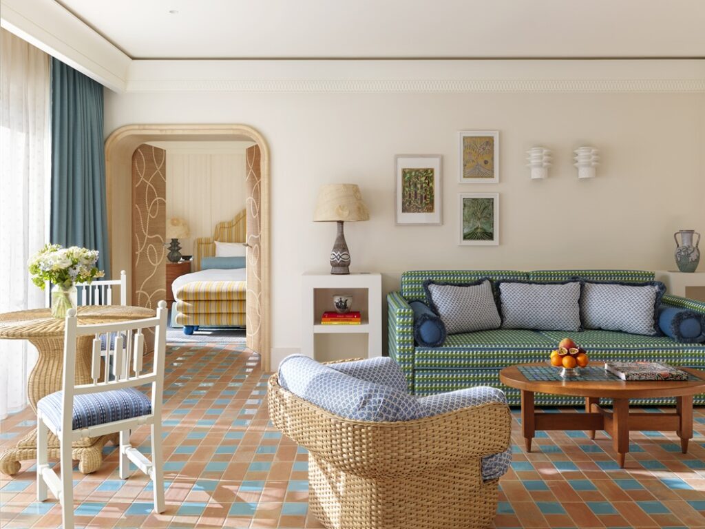 Byblos Saint-Tropez revela novas suítes assinadas por Laura Gonzalez e reafirma o design como expressão de sua arte de viver mediterrânea