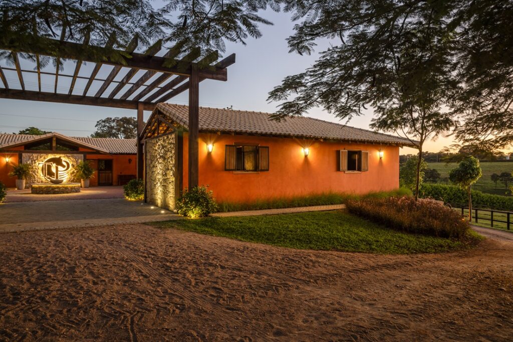 Arquitetura equestre: como a escolha de texturas e cores terrosas garante o bem-estar dos cavalos e a durabilidade dos haras